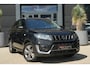 Suzuki Vitara 1.4 Boosterjet Select Smart Hybrid | 130PK | Automaat | Adapt. Cruise | Camera | Stoelverwarming | LED Suzuki Vitara 1.4 Boosterjet Select Smart Hybrid 131 PK met 1.4 viercilinder, automatische transmissie, adaptieve cruise control, achteruitrijcamera, stoelverwarming, LED-verlichting, 17-inch