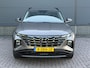 Hyundai Tucson 1.6 T-GDI PHEV Comfort Smart 4WD / Dealer Onderhouden / Trekhaak / SOH 100% / 1350KG Trekgewicht / Fabrieksgarantie tot 01-2029 / Stuur & Stoelverwarming / Elektrische Achterklep / Navigatie / Adaptief cruise control / Apple Carplay Android Auto / Krell Audio Systeem / Keyless Entry & Start /