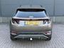 Hyundai Tucson 1.6 T-GDI PHEV Comfort Smart 4WD / Dealer Onderhouden / Trekhaak / SOH 100% / 1350KG Trekgewicht / Fabrieksgarantie tot 01-2029 / Stuur & Stoelverwarming / Elektrische Achterklep / Navigatie / Adaptief cruise control / Apple Carplay Android Auto / Krell Audio Systeem / Keyless Entry & Start /