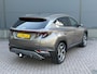 Hyundai Tucson 1.6 T-GDI PHEV Comfort Smart 4WD / Dealer Onderhouden / Trekhaak / SOH 100% / 1350KG Trekgewicht / Fabrieksgarantie tot 01-2029 / Stuur & Stoelverwarming / Elektrische Achterklep / Navigatie / Adaptief cruise control / Apple Carplay Android Auto / Krell Audio Systeem / Keyless Entry & Start /