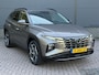 Hyundai Tucson 1.6 T-GDI PHEV Comfort Smart 4WD / Dealer Onderhouden / Trekhaak / SOH 100% / 1350KG Trekgewicht / Fabrieksgarantie tot 01-2029 / Stuur & Stoelverwarming / Elektrische Achterklep / Navigatie / Adaptief cruise control / Apple Carplay Android Auto / Krell Audio Systeem / Keyless Entry & Start /
