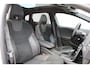 Volvo V40 1.5 T3 Polar+ Sport | Panoramadak | Verwarmbare voorstoelen | 100% dealeronderhouden | Extra getint glas | Achteruitrijcamera | Harman Kardon | 17 inch. lichtmetalen velgen | Volvo Guard alarm | Navigatie | Parkeersensoren voor + achter | Keyless entry | Climate control