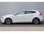 Volvo V40 1.5 T3 Polar+ Sport | Panoramadak | Verwarmbare voorstoelen | 100% dealeronderhouden | Extra getint glas | Achteruitrijcamera | Harman Kardon | 17 inch. lichtmetalen velgen | Volvo Guard alarm | Navigatie | Parkeersensoren voor + achter | Keyless entry | Climate control