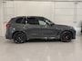 BMW X5 xDrive50e M-Sport DRAVITGRAU/PANO/22"/M-SPORTSTOELEN/SKY-LOUNGE/MASSAGE+VENTILATIE/H&K/22"BLACK/ICONIC-GLOW/360CAMERA/STANDKACHEL/DONKERE-HEMEL/M-SPORT PRO PAKKET/SHADOW-LINE/BODYKIT/VOLLEDIG BMW DEALER HISTOR