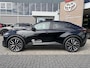 Toyota C-HR / C-HR+ First Edition 77 kWh NIEUW DIRECT LEVERBAAR! STOEL/STUURVERW 20'' LM-VELGEN BLIND SPOT EL-ACHTERKLEP WARMTEPOMP NAVI PARK-SENSOREN CAMERA CLIMA APPLE/ANDROID