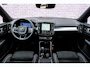 Volvo XC40 2.0 B4 Plus Black Edition | Trekhaak | Lichtmetalen Velgen 20 inch | Harman Kardon Audio | Panoramadak | 360 Graden Camera | Parkeersensoren | Keyless Entry | Elektrische Achterklep | Elektrisch Verstelbare Voorstoelen | Stoelverwarming | Google Navigatie | Apple Carplay | Android Auto