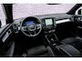 Volvo XC40 2.0 B4 Plus Black Edition | Trekhaak | Lichtmetalen Velgen 20 inch | Harman Kardon Audio | Panoramadak | 360 Graden Camera | Parkeersensoren | Keyless Entry | Elektrische Achterklep | Elektrisch Verstelbare Voorstoelen | Stoelverwarming | Google Navigatie | Apple Carplay | Android Auto