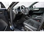 Volvo XC40 2.0 B4 Plus Black Edition | Trekhaak | 360° Camera | Panoramadak | Harman Kardon Audio | Keyless Entry | Elektrische Achterklep | Elektrisch Verstelbare Voorstoelen | Cruise Control Adaptief | BLIS | Google Navigatie | Apple Carplay | Android Auto | Lichtmetalen Velgen 20 inch