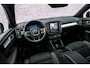 Volvo XC40 2.0 B4 Plus Black Edition | Trekhaak | 360° Camera | Panoramadak | Harman Kardon Audio | Keyless Entry | Elektrische Achterklep | Elektrisch Verstelbare Voorstoelen | Cruise Control Adaptief | BLIS | Google Navigatie | Apple Carplay | Android Auto | Lichtmetalen Velgen 20 inch