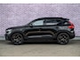 Volvo XC40 2.0 B4 Plus Black Edition | Trekhaak | 360° Camera | Panoramadak | Harman Kardon Audio | Keyless Entry | Elektrische Achterklep | Elektrisch Verstelbare Voorstoelen | Cruise Control Adaptief | BLIS | Google Navigatie | Apple Carplay | Android Auto | Lichtmetalen Velgen 20 inch