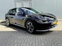 Kia EV6 Edition 77.4 kWh / SOH 100% / Fabrieksgarantie tot 18-06-2032 / 1.600 kg trekgewicht / Android Auto & Apple Carplay / Navigatie / Cruise Control Adaptief / Climate Control / DAB / Draadloze Telefoonlader / Camera / Parkeerassistent / 19" Lichtmetalen Wielen / Keyless entry & start /