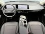 Kia EV6 Edition 77.4 kWh / SOH 100% / Fabrieksgarantie tot 18-06-2032 / 1.600 kg trekgewicht / Android Auto & Apple Carplay / Navigatie / Cruise Control Adaptief / Climate Control / DAB / Draadloze Telefoonlader / Camera / Parkeerassistent / 19" Lichtmetalen Wielen / Keyless entry & start /