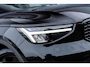 Volvo XC40 2.0 B4 Plus Black Edition | Trekhaak | Lichtmetalen Velgen 20 inch | Harman Kardon Audio | Panoramadak | 360 Graden Camera | Parkeersensoren | Keyless Entry | Elektrische Achterklep | Elektrisch Verstelbare Voorstoelen | Stoelverwarming | Google Navigatie | Apple Carplay | Android Auto