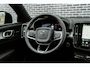 Volvo XC40 2.0 B4 Plus Black Edition | Trekhaak | Lichtmetalen Velgen 20 inch | Harman Kardon Audio | Panoramadak | 360 Graden Camera | Parkeersensoren | Keyless Entry | Elektrische Achterklep | Elektrisch Verstelbare Voorstoelen | Stoelverwarming | Google Navigatie | Apple Carplay | Android Auto
