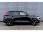 Volvo XC40 2.0 B4 Plus Black Edition | Trekhaak | Lichtmetalen Velgen 20 inch | Harman Kardon Audio | Panoramadak | 360 Graden Camera | Parkeersensoren | Keyless Entry | Elektrische Achterklep | Elektrisch Verstelbare Voorstoelen | Stoelverwarming | Google Navigatie | Apple Carplay | Android Auto