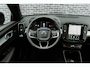 Volvo XC40 2.0 B4 Plus Black Edition | Trekhaak | Lichtmetalen Velgen 20 inch | Harman Kardon Audio | Panoramadak | 360 Graden Camera | Parkeersensoren | Keyless Entry | Elektrische Achterklep | Elektrisch Verstelbare Voorstoelen | Stoelverwarming | Google Navigatie | Apple Carplay | Android Auto
