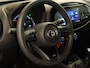 Toyota Aygo X 1.0 VVT-i MT Play - ORIGINEEL NEDERLANDSE AUTO - AIRCO - ADAPTIEVE CRUISE CONTROL - ACHTERUITRIJCAMERA - BLUETOOTH - LICHTSENSOR - DAB RADIO - APPLE CARPLAY/ ANDROID AUTO