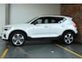 Volvo XC40 B4 Plus Dark | Trekhaak Semi-elektrisch | Adaptieve Cruise Control | Pilot Assist | Google Infotainment | Verwarmbare voorstoelen | Verwarmbaar stuurwiel | Blind Spot Information System | Verwarmbare voorruit | Parkeercamera | Parkeersensoren voor + achter |