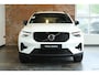 Volvo XC40 B4 Plus Dark | Trekhaak Semi-elektrisch | Adaptieve Cruise Control | Pilot Assist | Google Infotainment | Verwarmbare voorstoelen | Verwarmbaar stuurwiel | Blind Spot Information System | Verwarmbare voorruit | Parkeercamera | Parkeersensoren voor + achter |