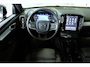 Volvo XC40 B4 Plus Dark | Trekhaak Semi-elektrisch | Adaptieve Cruise Control | Pilot Assist | Google Infotainment | Verwarmbare voorstoelen | Verwarmbaar stuurwiel | Blind Spot Information System | Verwarmbare voorruit | Parkeercamera | Parkeersensoren voor + achter |