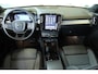 Volvo XC40 B4 Plus Dark | Trekhaak Semi-elektrisch | Adaptieve Cruise Control | Pilot Assist | Google Infotainment | Verwarmbare voorstoelen | Verwarmbaar stuurwiel | Blind Spot Information System | Verwarmbare voorruit | Parkeercamera | Parkeersensoren voor + achter |