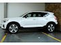 Volvo XC40 B4 Plus Dark | Trekhaak Semi-elektrisch | Adaptieve Cruise Control | Pilot Assist | Google Infotainment | Verwarmbare voorstoelen | Verwarmbaar stuurwiel | Blind Spot Information System | Verwarmbare voorruit | Parkeercamera | Parkeersensoren voor + achter |