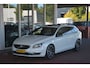 Volvo V60 2.4 D5 Twin Engine R-Design | Airco | Navigatie | Camera | Harman-kardon | NL auto!! | Nederlandse auto dealeronderhouden 144684 NAP aircopomp vorig jaar vernieuwd factuur aanwezig zeer compleet Harman Kardon metallic lak schuif kantel dak standkachel