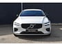 Volvo V60 T8 Plug-in hybrid AWD Plus Dark | Trekhaak | Stoel-/Stuurwiel verwarming | 360 graden camera | Harman Kardon Premium audio | All Season banden | Elektrisch verstelbare Voorstoelen | BLIS | Adaptieve Cruise Control | Google | Apple Carplay |