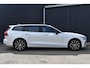 Volvo V60 T8 Plug-in hybrid AWD Plus Dark | Trekhaak | Stoel-/Stuurwiel verwarming | 360 graden camera | Harman Kardon Premium audio | All Season banden | Elektrisch verstelbare Voorstoelen | BLIS | Adaptieve Cruise Control | Google | Apple Carplay |