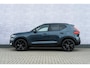 Volvo XC40 2.0 B4 Plus Black Edition | Trekhaak | 360° Camera | Panoramadak | Harman/Kardon Audio | Keyless Entry | Elektrische Achterklep | Elektrisch Verstelbare Voorstoelen | Adaptive Cruise | BLIS | Google Navigatie | Apple Carplay | Android Auto | 20" Velgen |