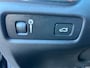 Volvo V60 2.0 T4 190pk Momentum Pro Automaat / Wegklapbare haak ( max. 1.800kg ) / Leer/stof / 18" LM / Navi / Camera / Orig. NL