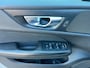Volvo V60 2.0 T4 190pk Momentum Pro Automaat / Wegklapbare haak ( max. 1.800kg ) / Leer/stof / 18" LM / Navi / Camera / Orig. NL