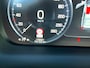 Volvo V60 2.0 T4 190pk Momentum Pro Automaat / Wegklapbare haak ( max. 1.800kg ) / Leer/stof / 18" LM / Navi / Camera / Orig. NL