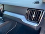Volvo V60 2.0 T4 190pk Momentum Pro Automaat / Wegklapbare haak ( max. 1.800kg ) / Leer/stof / 18" LM / Navi / Camera / Orig. NL