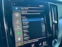 Volvo V60 2.0 T4 190pk Momentum Pro Automaat / Wegklapbare haak ( max. 1.800kg ) / Leer/stof / 18" LM / Navi / Camera / Orig. NL