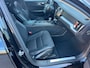 Volvo V60 2.0 T4 190pk Momentum Pro Automaat / Wegklapbare haak ( max. 1.800kg ) / Leer/stof / 18" LM / Navi / Camera / Orig. NL