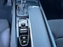 Volvo V60 2.0 T4 190pk Momentum Pro Automaat / Wegklapbare haak ( max. 1.800kg ) / Leer/stof / 18" LM / Navi / Camera / Orig. NL
