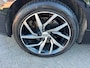 Volvo V60 2.0 T4 190pk Momentum Pro Automaat / Wegklapbare haak ( max. 1.800kg ) / Leer/stof / 18" LM / Navi / Camera / Orig. NL