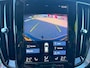 Volvo V60 2.0 T4 190pk Momentum Pro Automaat / Wegklapbare haak ( max. 1.800kg ) / Leer/stof / 18" LM / Navi / Camera / Orig. NL