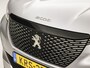 Peugeot 2008 1.2 PureTech Allure Sport Automaat (APPLE CARPLAY, GROOT NAVI, 360 CAMERA, LEDER, KEYLESS, SPORTSTOELEN, GETINT GLAS, CRUISE, NIEUWSTAAT)