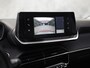 Peugeot 2008 1.2 PureTech Allure Sport Automaat (APPLE CARPLAY, GROOT NAVI, 360 CAMERA, LEDER, KEYLESS, SPORTSTOELEN, GETINT GLAS, CRUISE, NIEUWSTAAT)