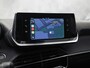 Peugeot 2008 1.2 PureTech Allure Sport Automaat (APPLE CARPLAY, GROOT NAVI, 360 CAMERA, LEDER, KEYLESS, SPORTSTOELEN, GETINT GLAS, CRUISE, NIEUWSTAAT)