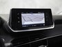 Peugeot 2008 1.2 PureTech Allure Sport Automaat (APPLE CARPLAY, GROOT NAVI, 360 CAMERA, LEDER, KEYLESS, SPORTSTOELEN, GETINT GLAS, CRUISE, NIEUWSTAAT)