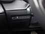 Peugeot 2008 1.2 PureTech Allure Sport Automaat (APPLE CARPLAY, GROOT NAVI, 360 CAMERA, LEDER, KEYLESS, SPORTSTOELEN, GETINT GLAS, CRUISE, NIEUWSTAAT)