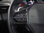 Peugeot 2008 1.2 PureTech Allure Sport Automaat (APPLE CARPLAY, GROOT NAVI, 360 CAMERA, LEDER, KEYLESS, SPORTSTOELEN, GETINT GLAS, CRUISE, NIEUWSTAAT)
