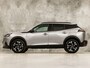 Peugeot 2008 1.2 PureTech Allure Sport Automaat (APPLE CARPLAY, GROOT NAVI, 360 CAMERA, LEDER, KEYLESS, SPORTSTOELEN, GETINT GLAS, CRUISE, NIEUWSTAAT)