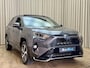 Toyota RAV4 2.5 Hybrid AWD PHEV *1e Eigenaar* Panoramadak / HUD / Leder / 360 Camera / Stuur/Stoelverwarming / 18"LMV
