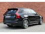 Volvo XC90 T8 Automaat AWD Ultra Dark | Bowers & Wilkins | Luchtvering | Panoramadak | Rondom zichtcamera | 22" Lichtmetalen velgen | Verwarmbare voorstoelen | Verwarmbaar stuurwiel | Massagefunctie voorstoelen | Ventileerbare voorstoelen | Verwarmbare achterbank