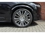 Volvo XC90 T8 Automaat AWD Ultra Dark | Bowers & Wilkins | Luchtvering | Panoramadak | Rondom zichtcamera | 22" Lichtmetalen velgen | Verwarmbare voorstoelen | Verwarmbaar stuurwiel | Massagefunctie voorstoelen | Ventileerbare voorstoelen | Verwarmbare achterbank