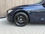 BMW 3-Serie 320i Upgrade Edition | M-SPORT VELGEN | LEDER | TREKHAAK | GOED ONDERHOUDEN